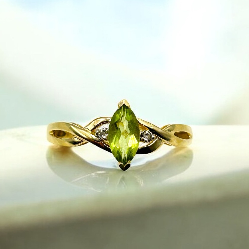 Beautiful Signed LGL 10K Solid Yellow Gold Peridot Diamond Ring Size 7